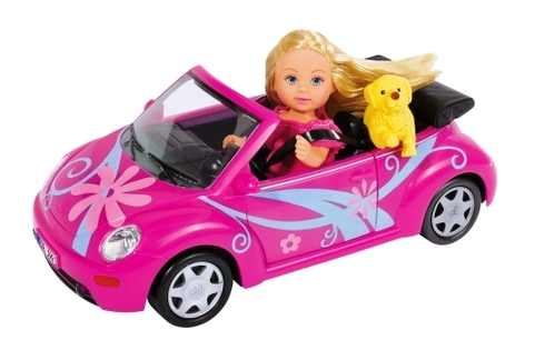 Bambola Evička con l'auto New Beetle