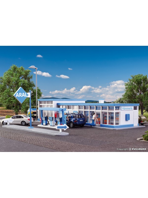 KIBRI 38544 Scala HO Stazione di servizio Aral con illuminazione a led