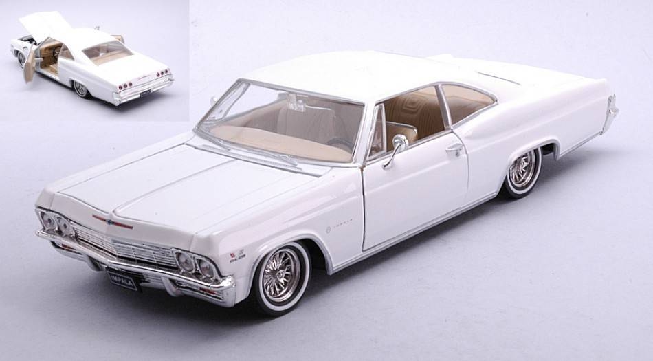 MODELLINO IN SCALA COMPATIBILE CON CHEVROLET IMPALA SS396 COUPE' 1965 LOW RIDER WHITE 1:24 WELLY WE22417WH