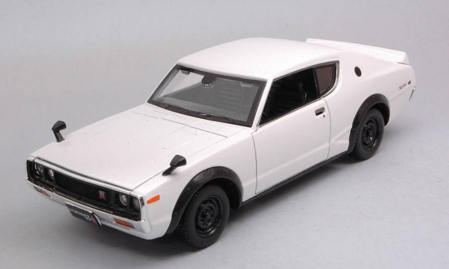 MODELLINO IN SCALA COMPATIBILE CON NISSAN SKYLINE 2000 GT-R 1973 WHITE 1:24 MAISTO MI31528Z