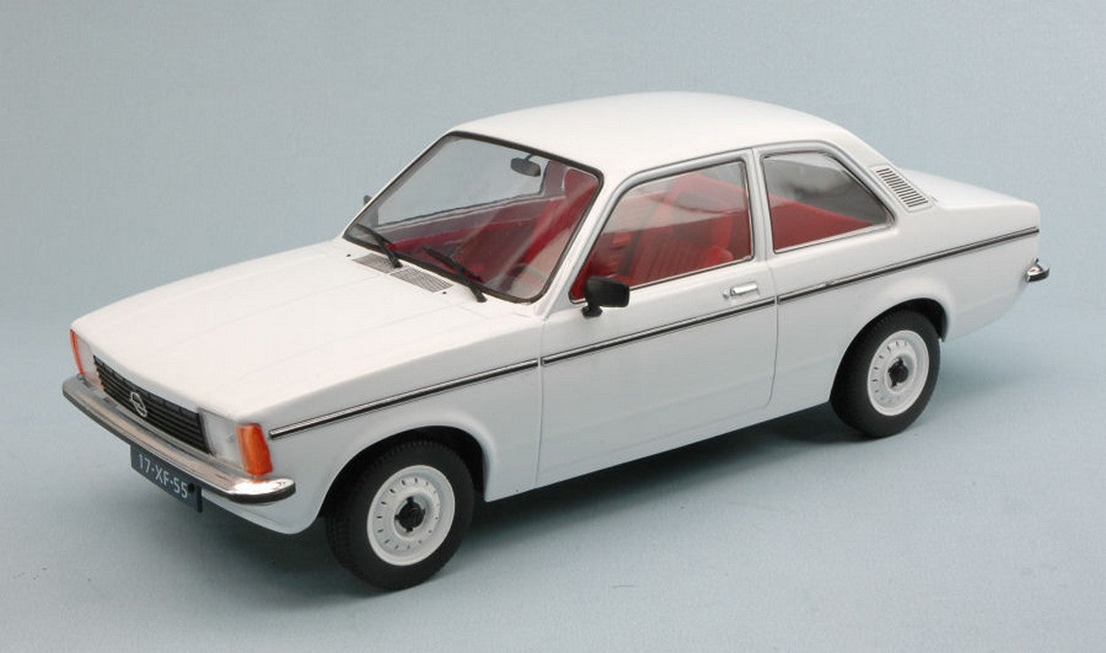 MODELLINO IN SCALA COMPATIBILE CON OPEL KADETT C2 2 DOOR 1977 WHITE 1:18 TRIPLE 9 T9-1800120