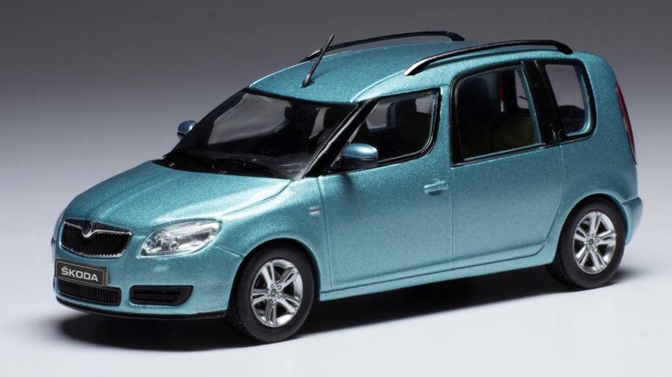 MODELLINO IN SCALA COMPATIBILE CON SKODA ROOMSTER 2007 LIGHT MET.BLUE 1:43 IXO MODEL CLC472