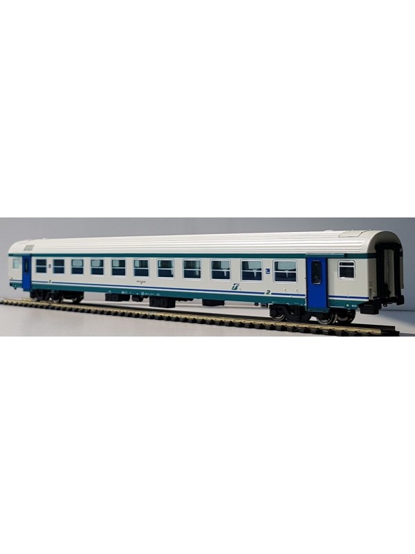 VITRAINS 3209 Scala HO Carrozza MDVE di 2^ classe livrea XMPR con tetto bianco Trenitalia